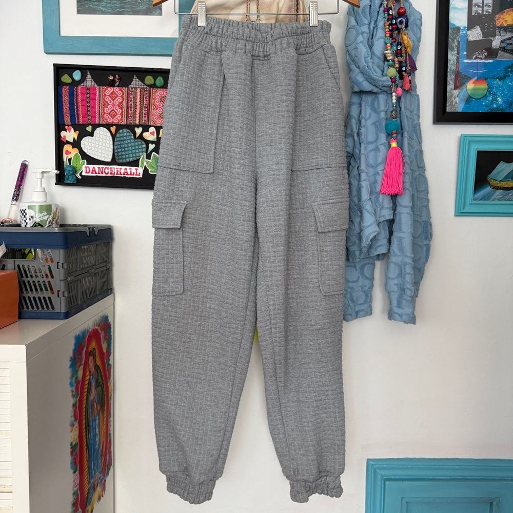 Grey cargo sweatpants with elastic waist and cuffs